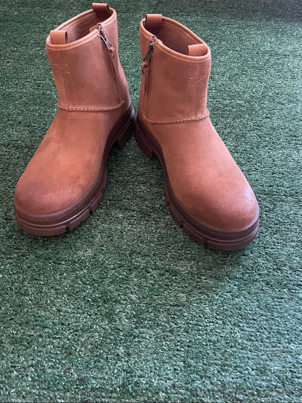 UGG Men’s Size 9 Skyview Classic Pull On Boots Chestnut Suede Waterproof 1135017